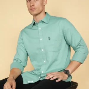 Men Tailored Fit Solid Cut Away Collar Casual Shirt